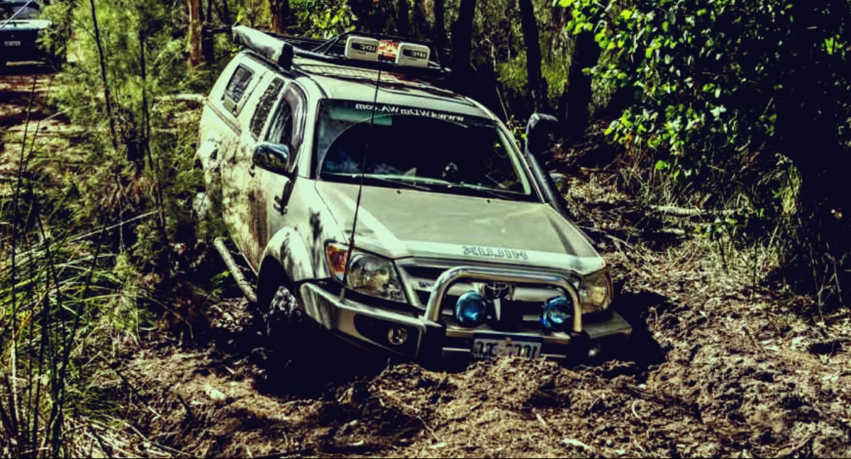 Rajdy terenowe i przeprawy 4x4, Bezpieczeństwo podczas jazdy terenie kluczowe zasady miłośników roadu - zdjęcie, fotografia