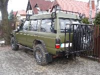Nissan Patrol w łowiectwie. Kosz na zwierzynę z tyłu auta.