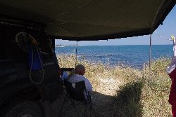 Na plaży, dzikiej plaży, w Grecji