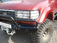 Samochód otrzymał też metalowe osłony na wszystkie światła.